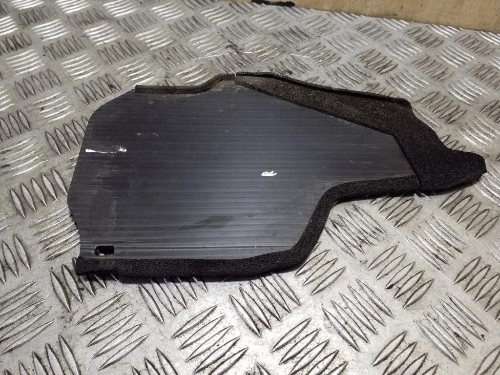 Intercooler air guide/duct channel – right