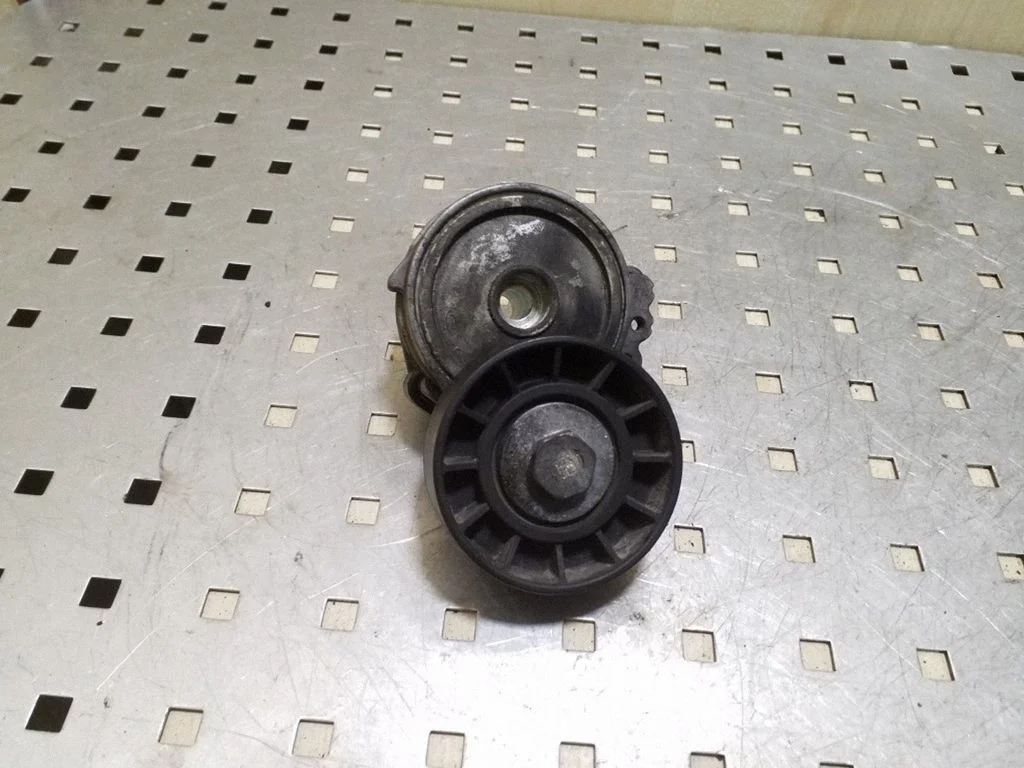 Generator/alternator belt tensioner – Volvo V50 (2004-2007)