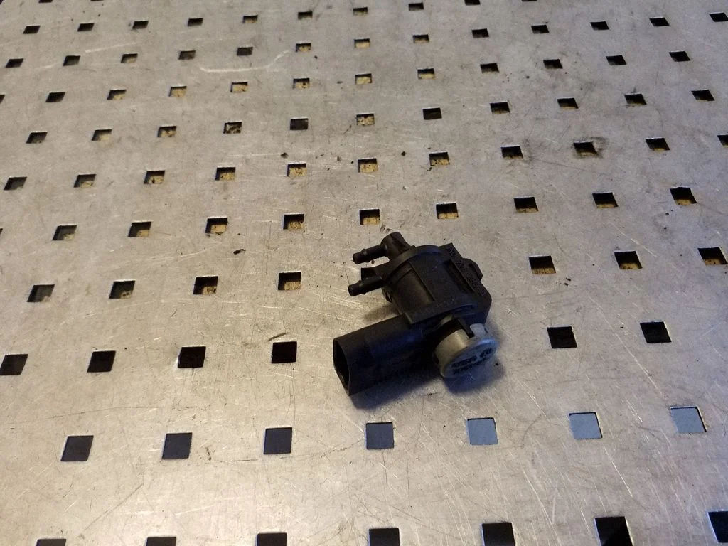 Turbo solenoid valve 1K0906283A