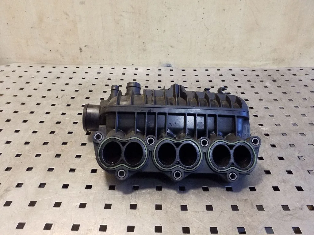 Kolektor ssący CM5G9424FA – Ford Focus (2010-2017)