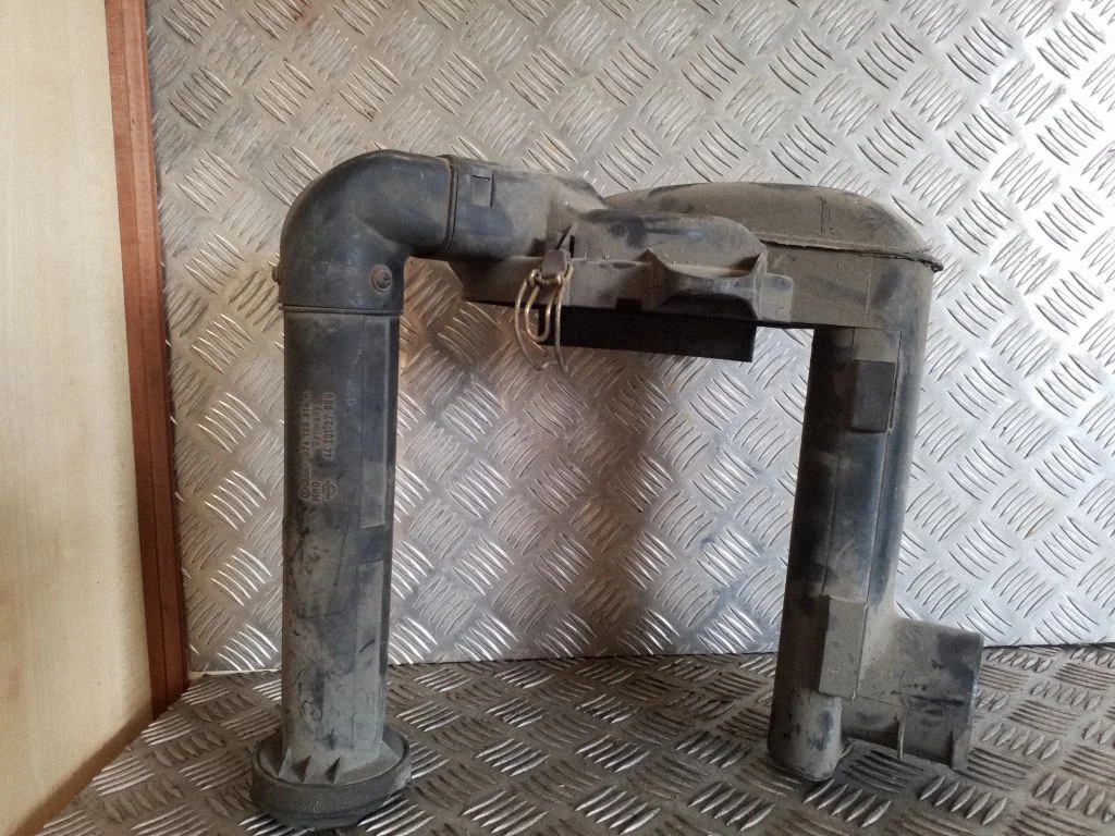 Air filter box 074129618A