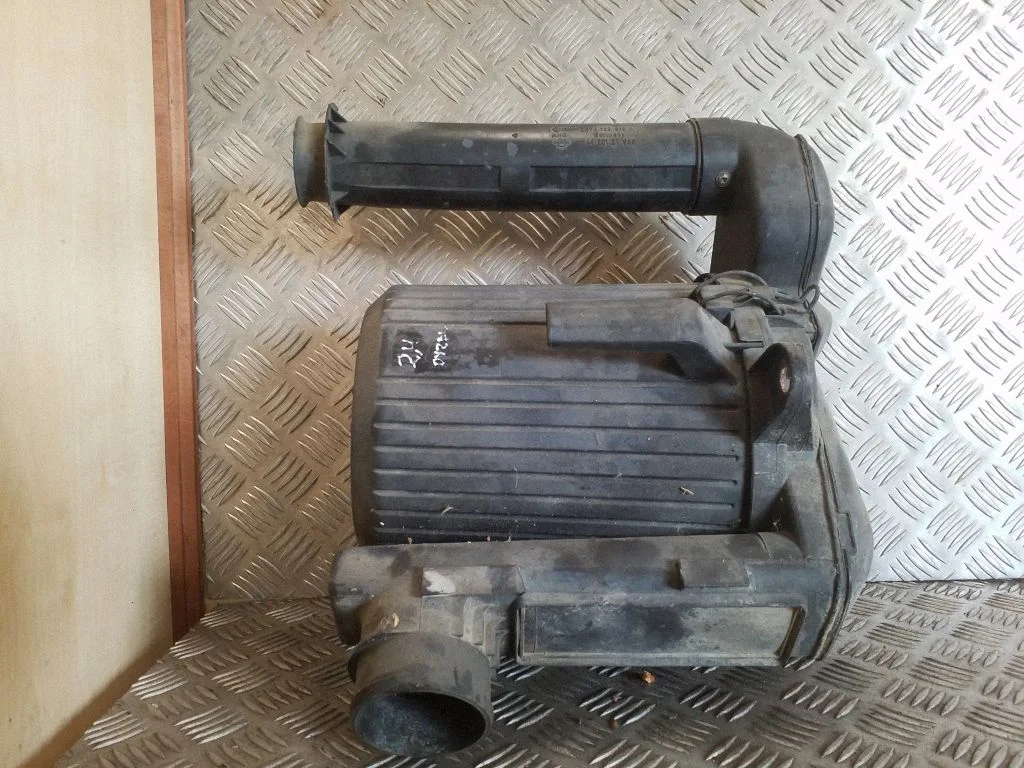 Air filter box 074129618A