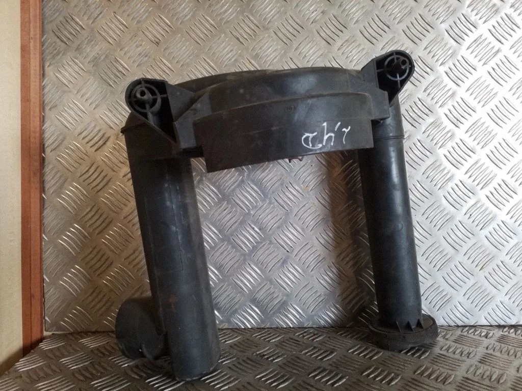 Air filter box 074129618A