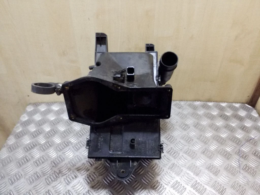 Air filter box 4A0129607F