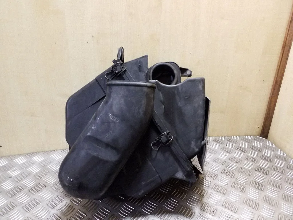 Gaisa filtra korpuss – Audi A6 S6 C4 4A (1994-1997)