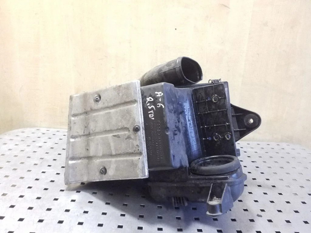 Gaisa filtra korpuss – Audi A6 S6 C4 4A (1994-1997)