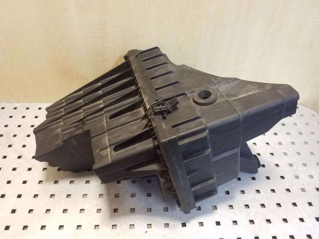 Air filter box 7H0129601