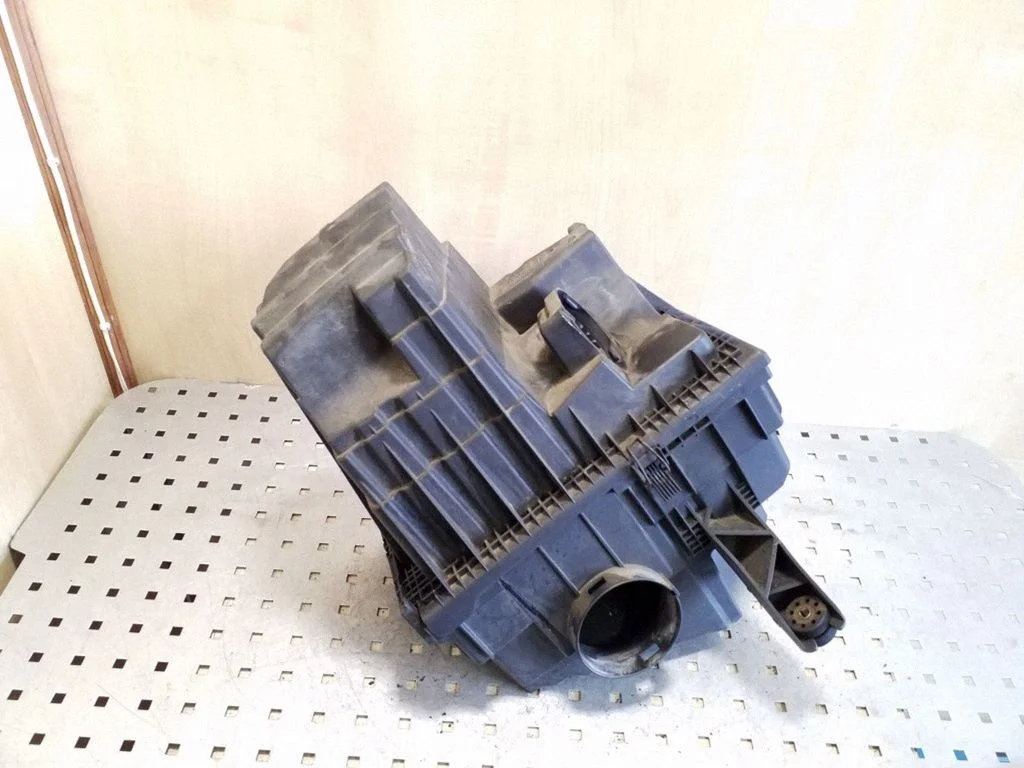 Air filter box 7H0129601