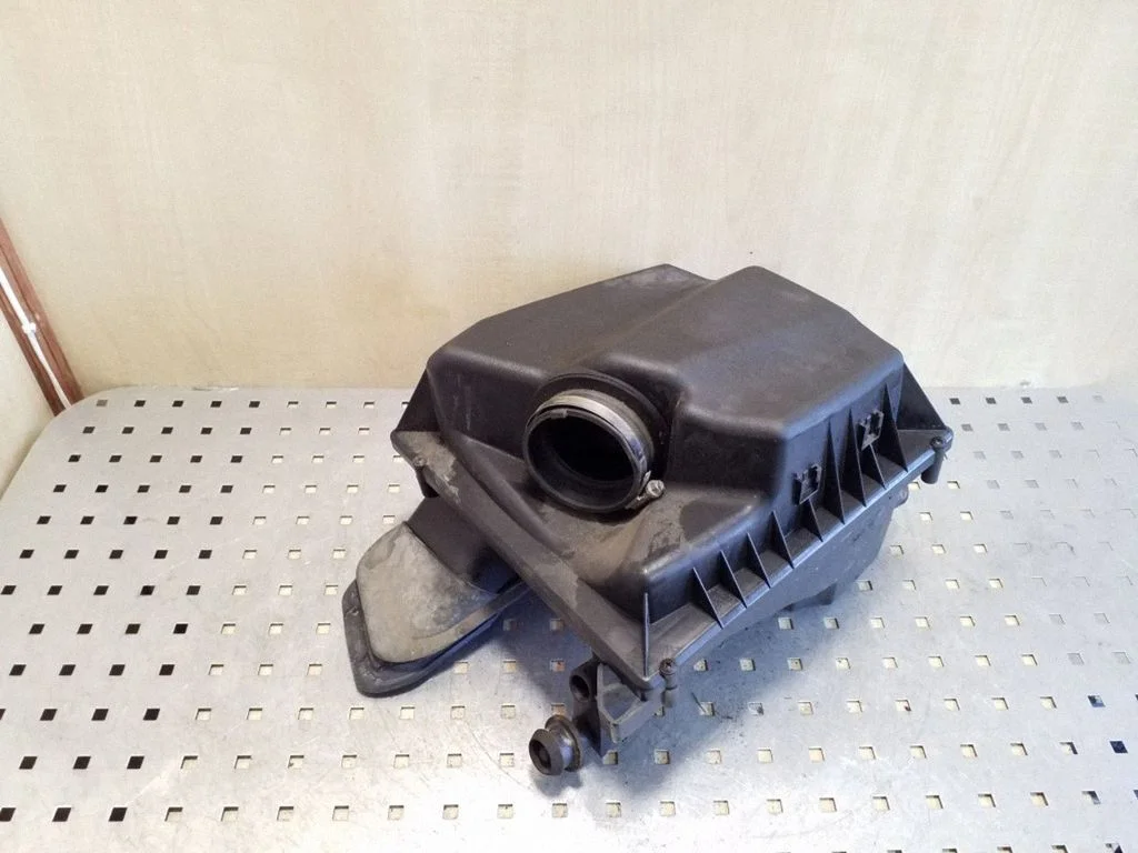 Obudowa filtra powietrza 13272777 – Opel Astra H (2004-2012)