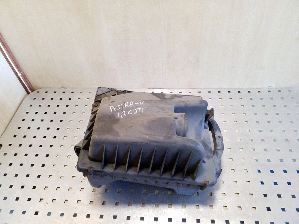 Obudowa filtra powietrza 55556464 – Opel Astra H (2004-2012)