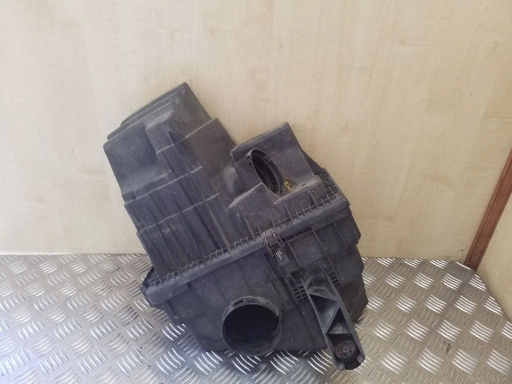 Air filter box 7H0129601
