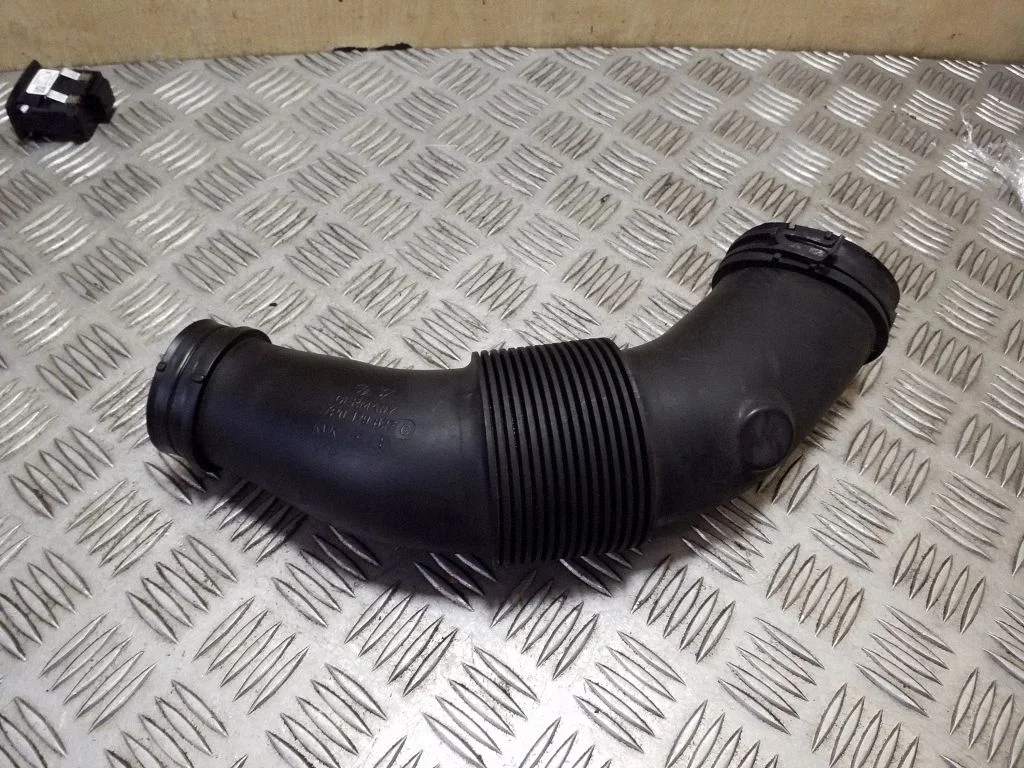 Air intake duct part 7P0129627C