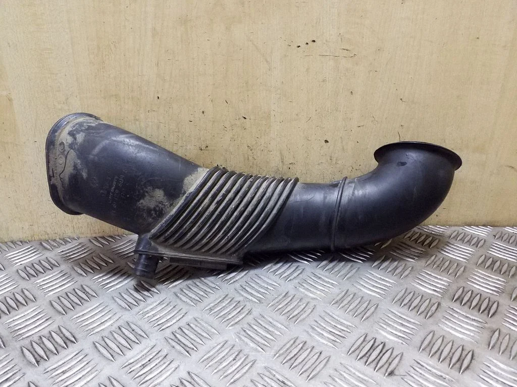 Air intake duct part 7L6129609E