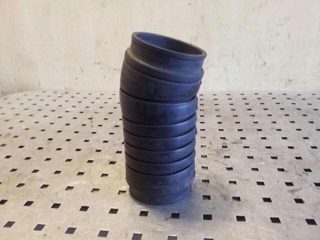 Air intake hose/pipe 074129627A