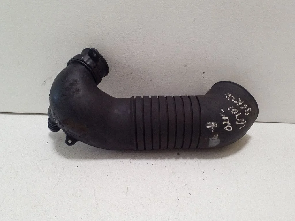 Turbo õhu sisselasketoru/ -voolik 8E0129615
