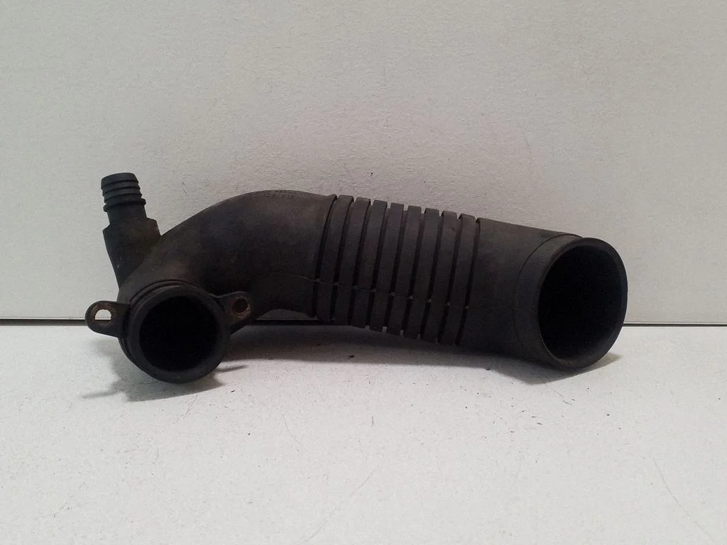 Turbo õhu sisselasketoru/ -voolik 8E0129615