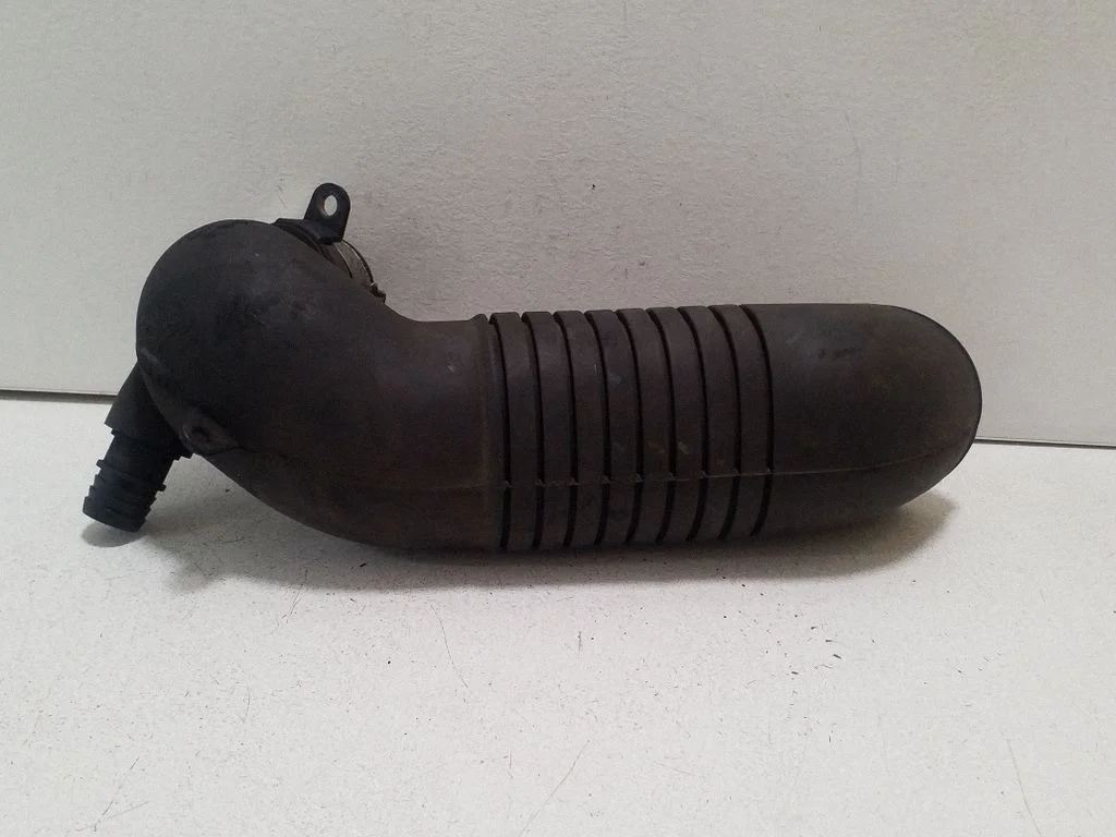 Turbo õhu sisselasketoru/ -voolik 8E0129615