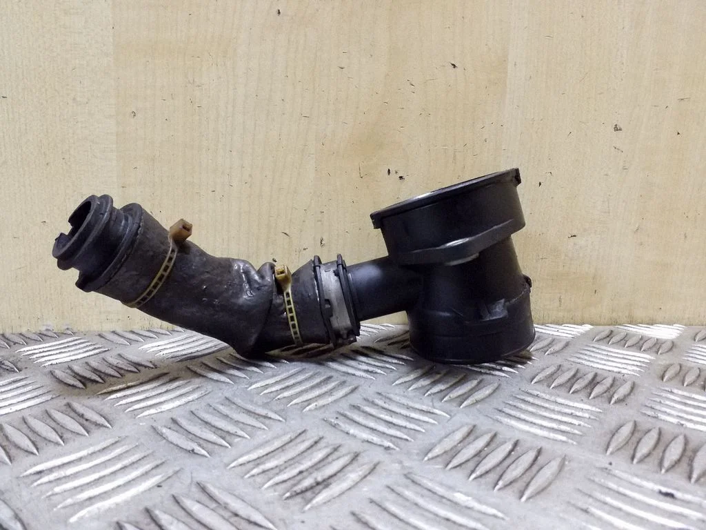 Rura dolotowa turbosprężarki AV219C623AD