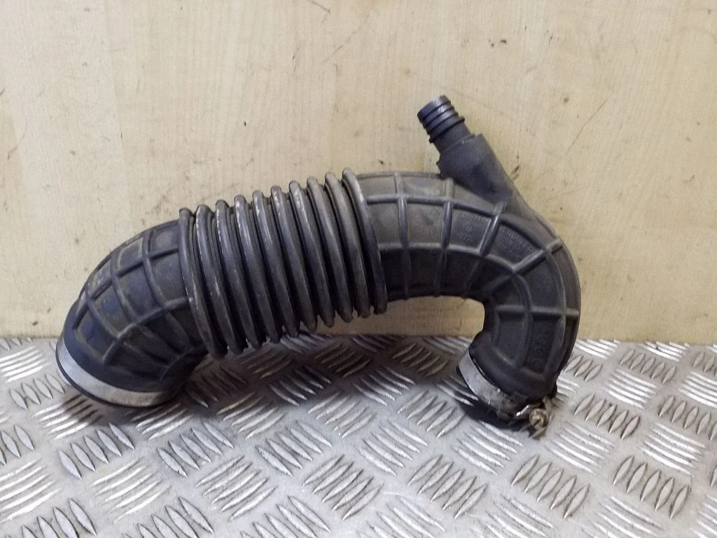 Turbo air intake inlet pipe/hose 8E0129615Q