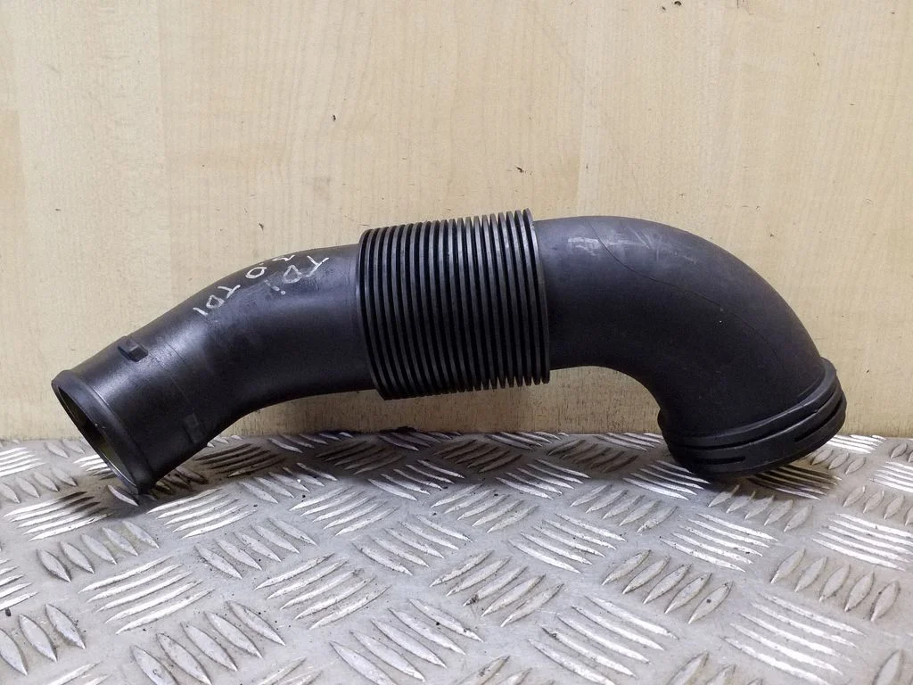 Turbo air intake inlet pipe/hose – Volkswagen Touareg I (2002-2010)