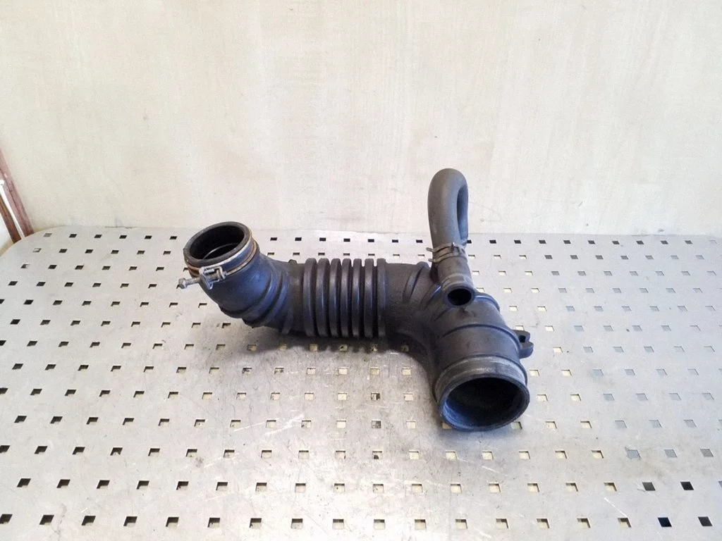 Turbo õhu sisselasketoru/ -voolik – Mitsubishi Pajero Sport I (1996-2008)