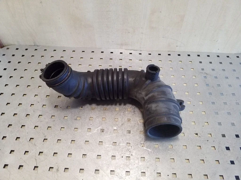 Turbo õhu sisselasketoru/ -voolik – Mitsubishi Pajero Sport I (1996-2008)