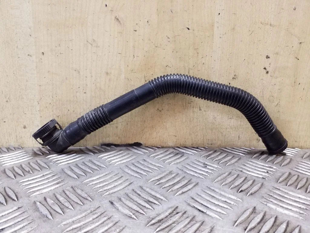 Breather hose/pipe 1K0129637D