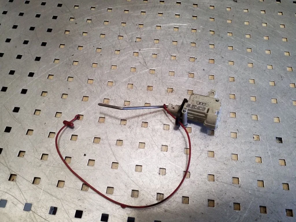 Fuel tank cap lock 8P4862153