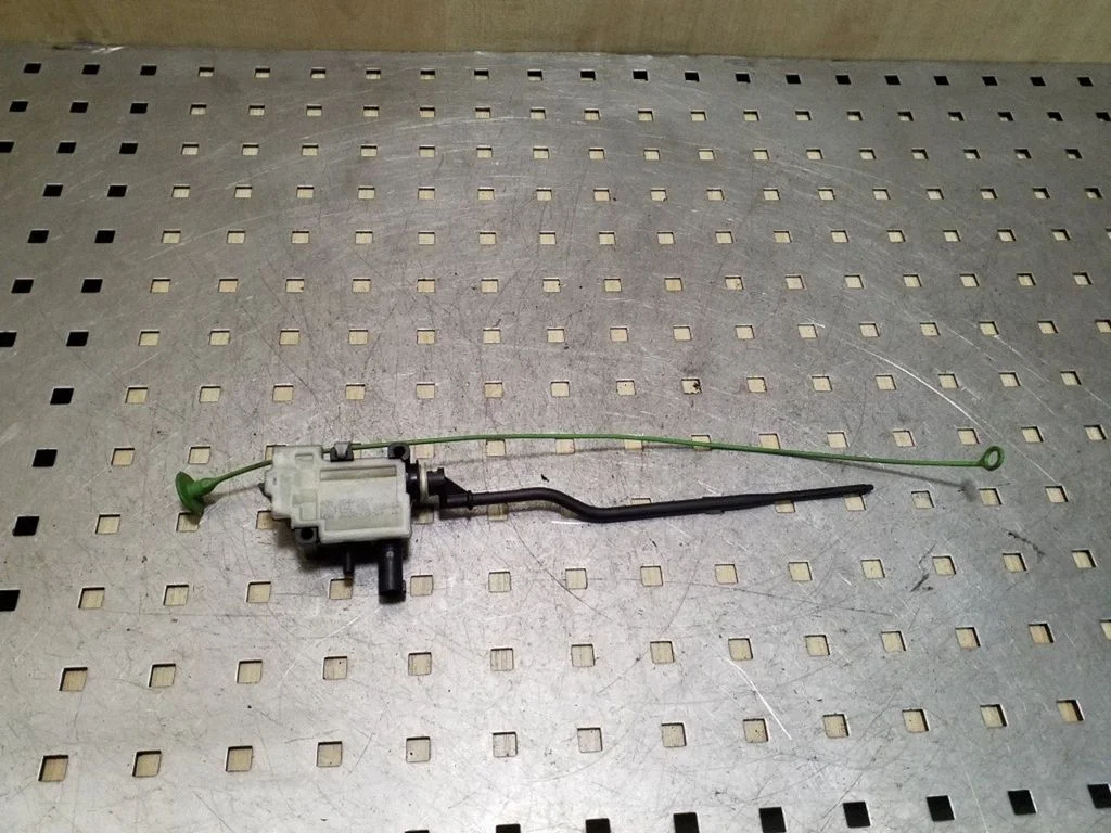 Fuel tank cap lock 67116985880