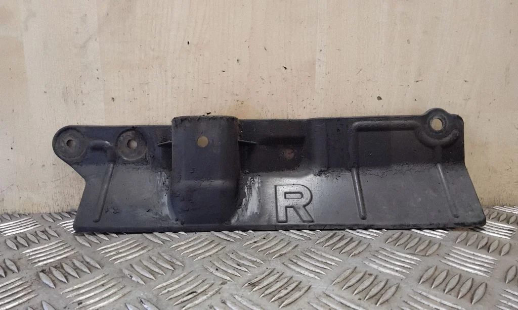 Fuel tank bottom protection – right