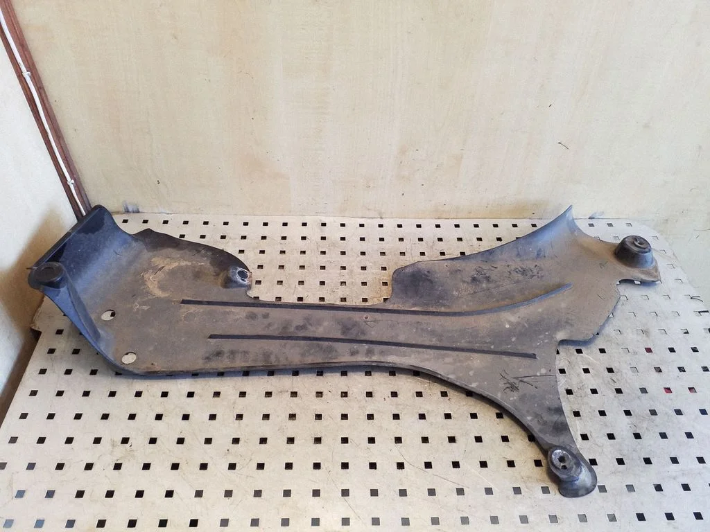 Fuel tank bottom protection 8E082521