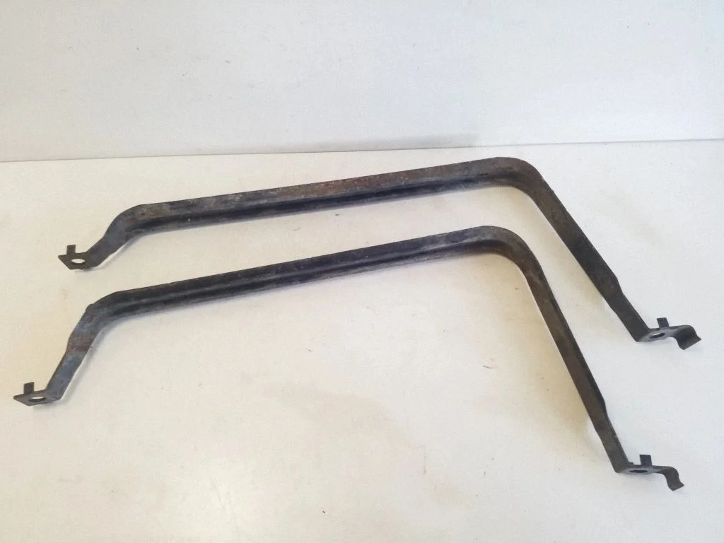 Fuel tank mounting bracket
