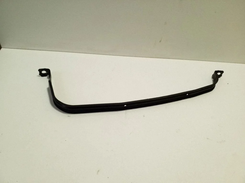 Fuel tank mounting bracket