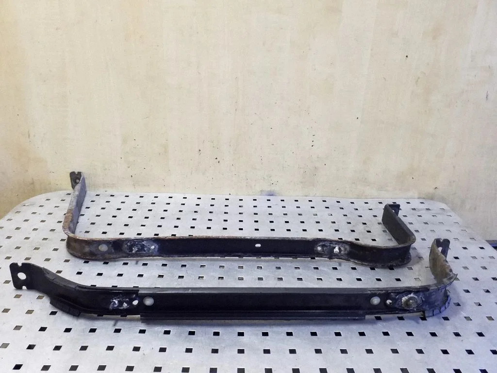 Fuel tank mounting bracket CV619054AD
