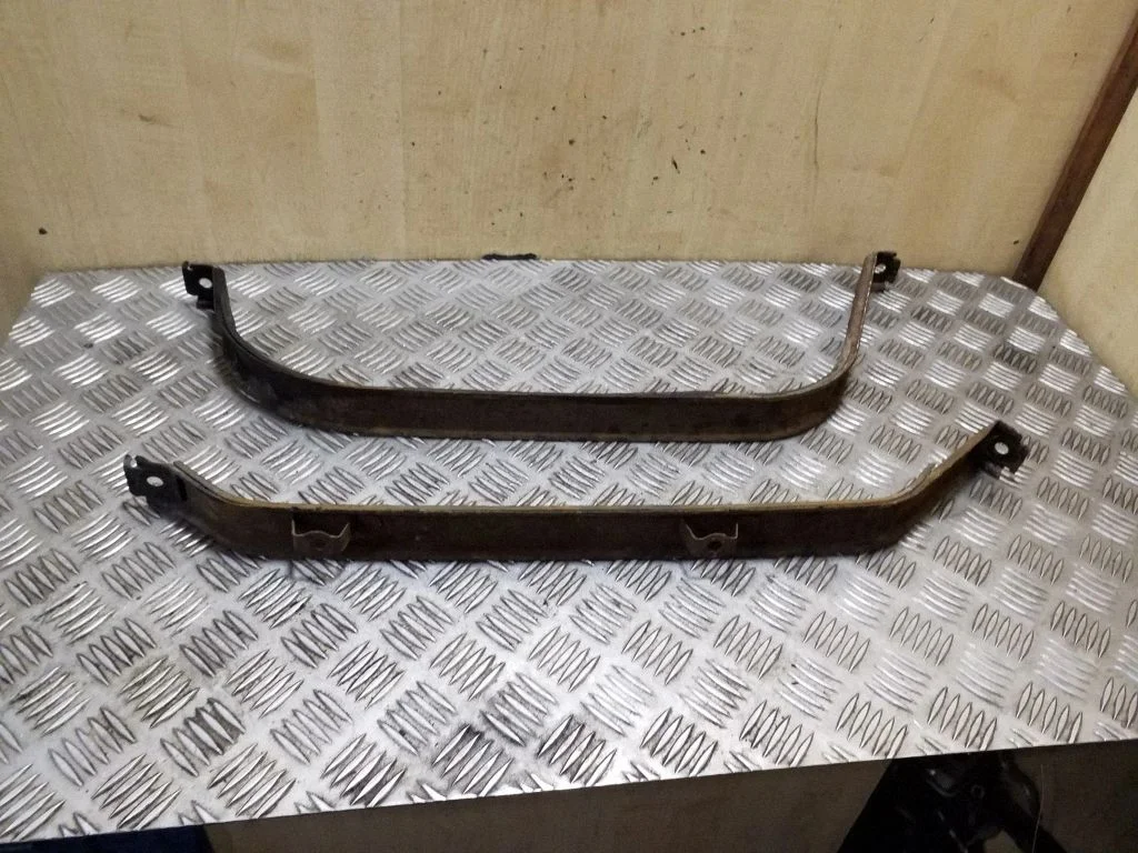 Fuel tank mounting bracket