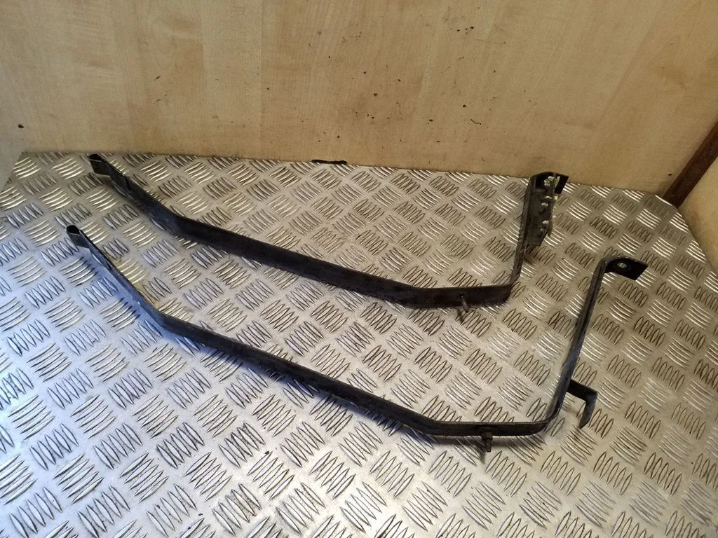 Fuel tank mounting bracket 9X239055