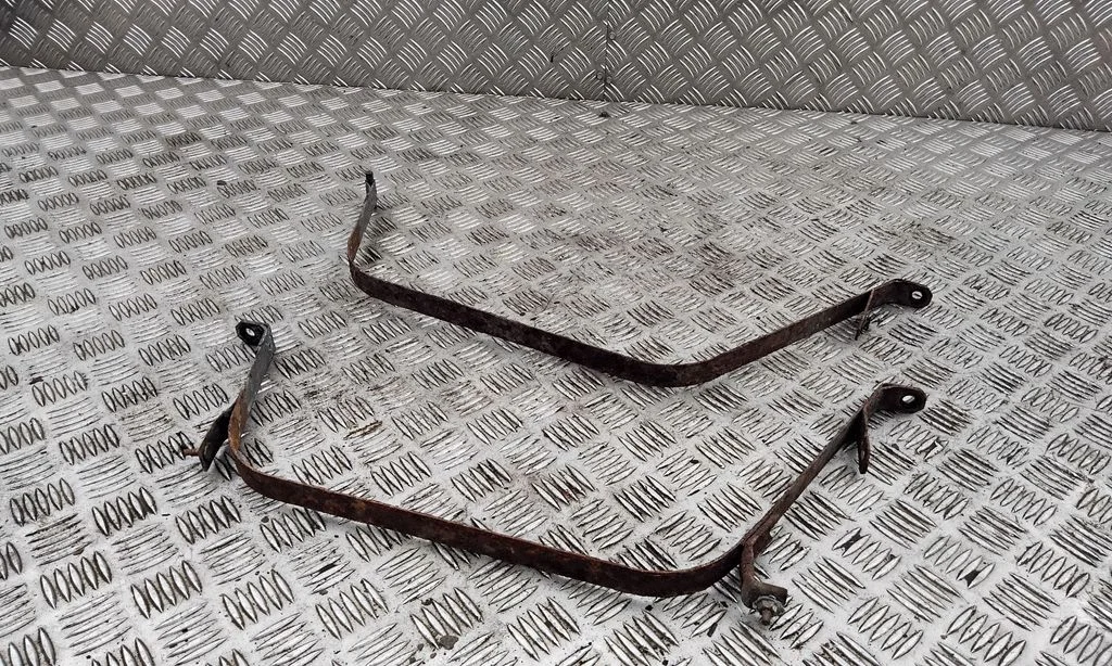 Fuel tank mounting bracket