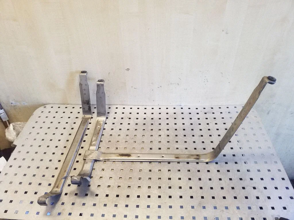 Fuel tank mounting bracket