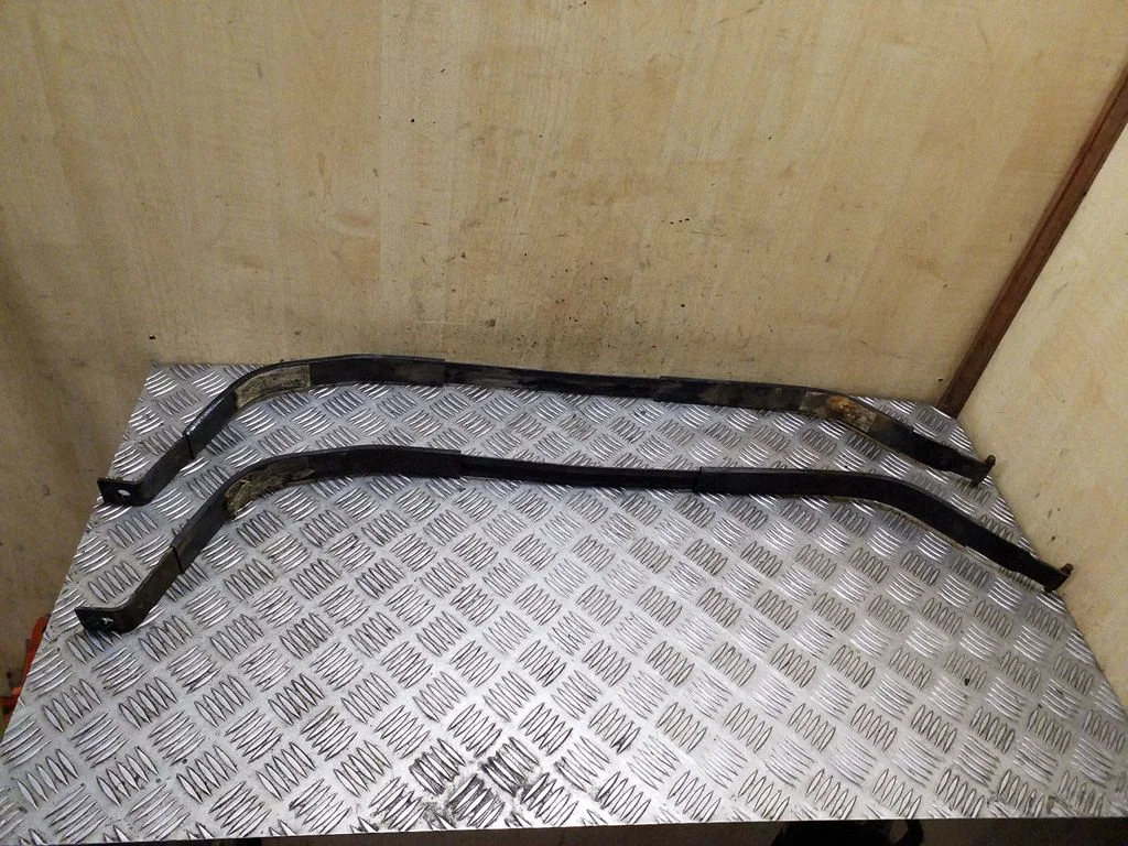Fuel tank mounting bracket