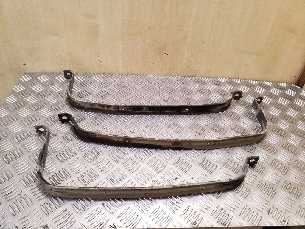 Fuel tank mounting bracket 7H0201653B
