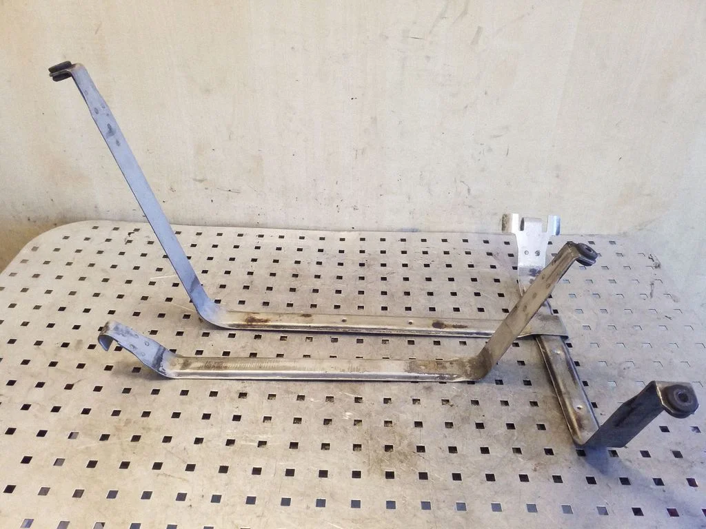 Fuel tank mounting bracket