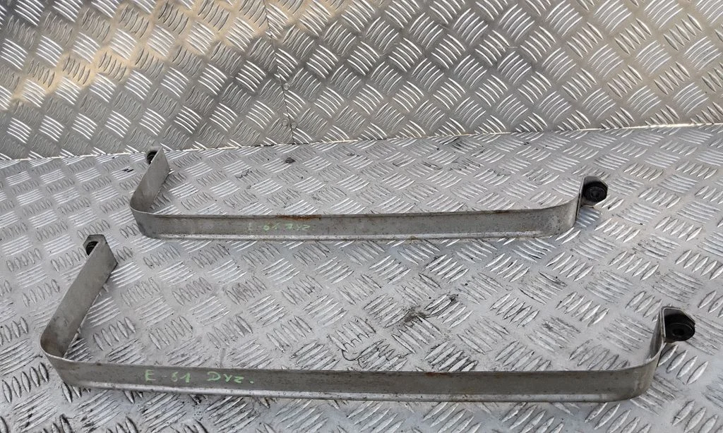 Fuel tank mounting bracket