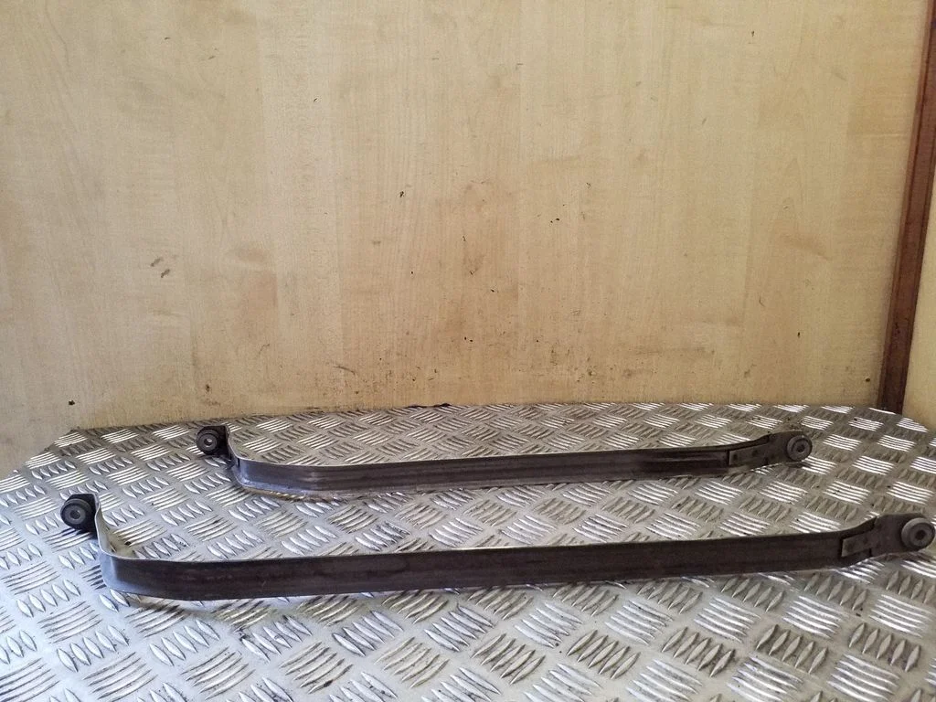 Fuel tank mounting bracket