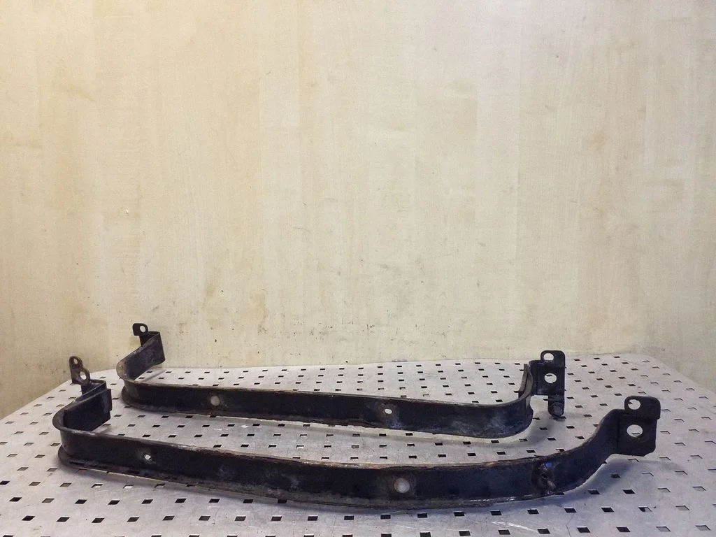 Fuel tank mounting bracket