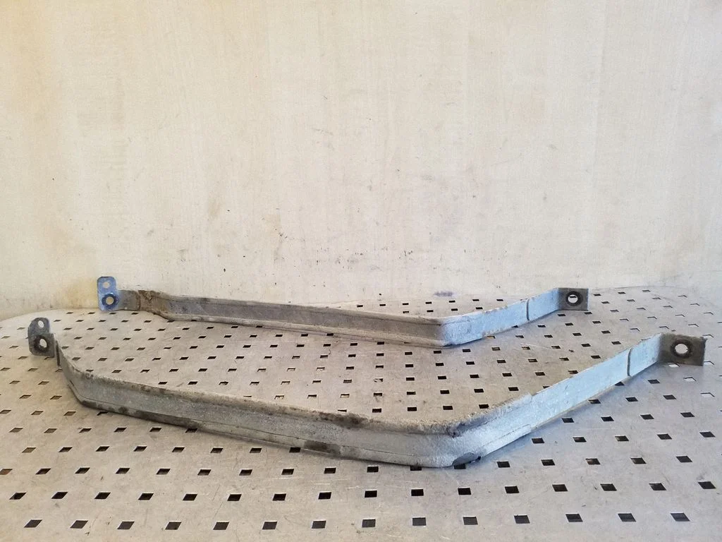 Fuel tank mounting bracket