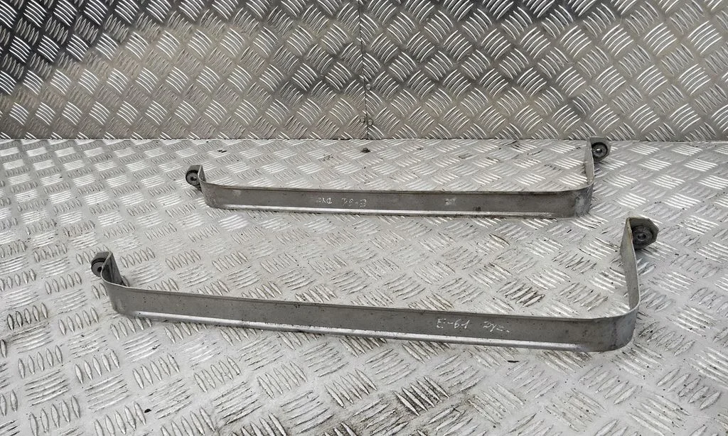 Fuel tank mounting bracket