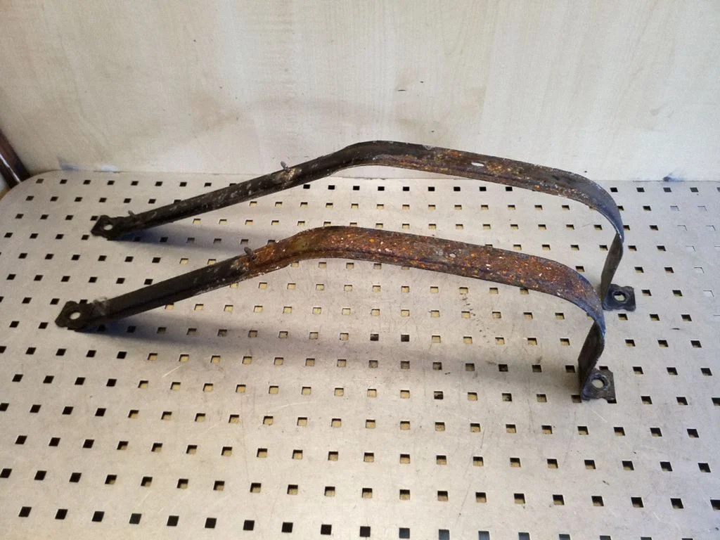 Fuel tank mounting bracket