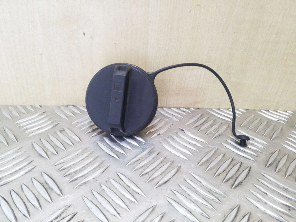 Degvielas tvertnes uzskrūvējamais vāciņš