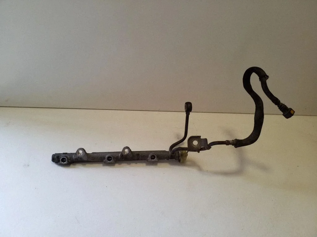 Fuel main line pipe – right