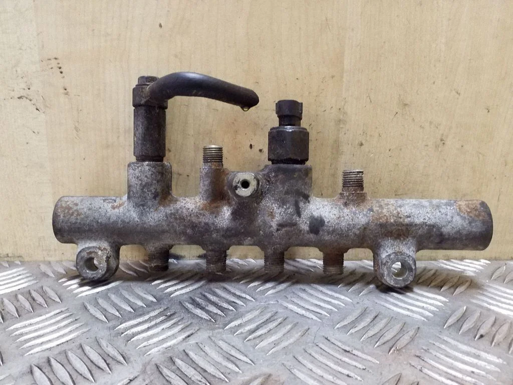 Fuel main line pipe